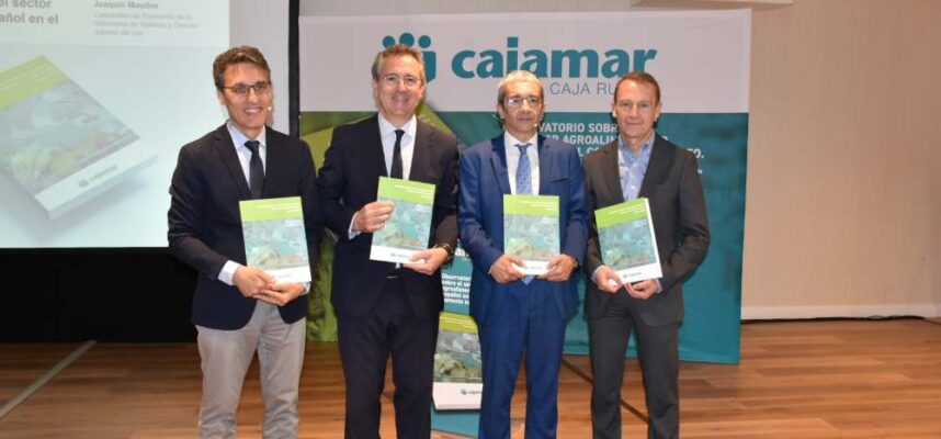 Presentacion-Observatorio-Cajamar-sector-agroalimentario-Foto-familia