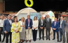Autoridades-en-el-stand-de-Cooperativas