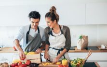 pareja-en-la-cocina